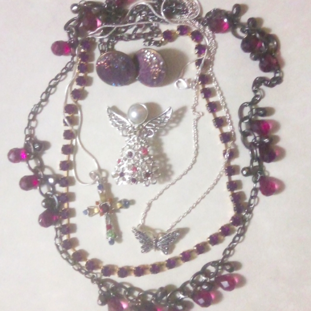 Lot of purple nevklaces snd earrings